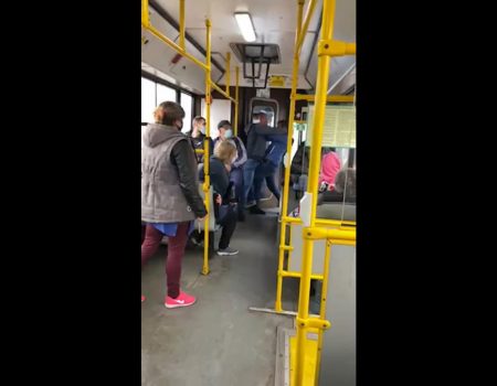 У Кропивницькому в тролейбусі сталася бійка – пасажир не хотів одягати маску. ВІДЕО