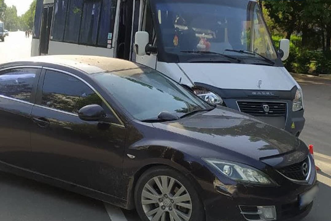 У Кропивницькому зіткнулися легковик і автобус. ФОТО