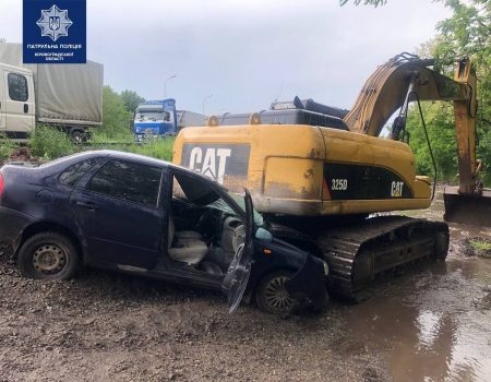 На Кіровоградщині авто злетіло в кювет та врізалося в екскаватор. ФОТО