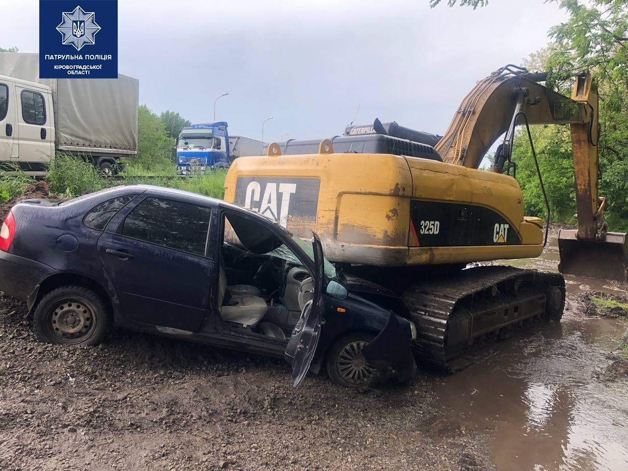 На Кіровоградщині авто злетіло в кювет та врізалося в екскаватор. ФОТО