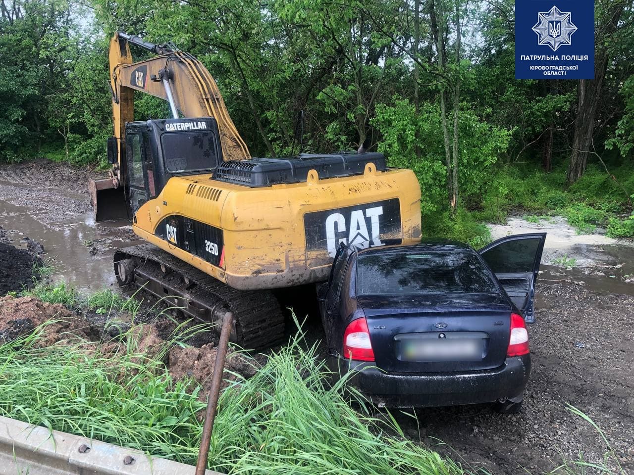 На Кіровоградщині авто злетіло в кювет та врізалося в екскаватор. ФОТО