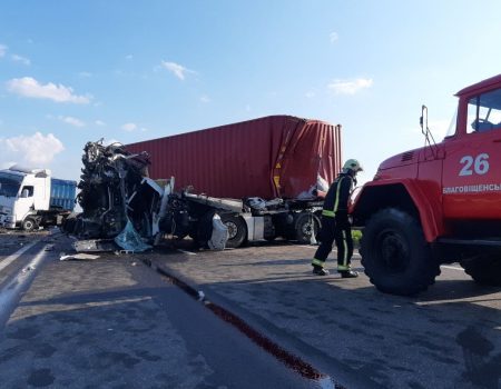 На Кіровоградщині сталася масштабна ДТП за участі вантажівок та легковика. ФОТО