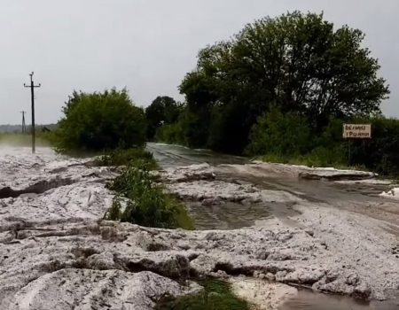 В селі на Кіровоградщині за пів години поля засипало градом. ФОТО. ВІДЕО