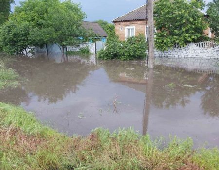 На Кіровоградщині рятувальники відкачують дощові води з підтоплених садиб