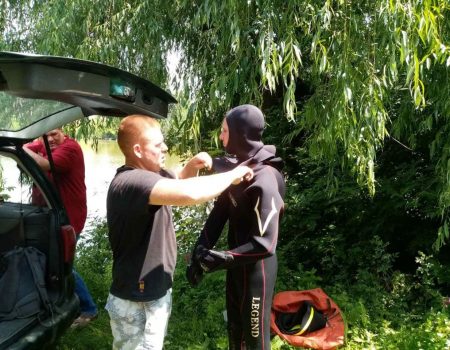 На Кіровоградщині водолази дістали з водойми тіло чоловіка. ФОТО