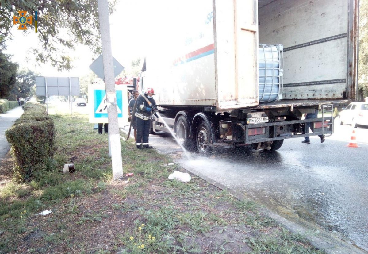 На Кіровоградщині перекинулася вантажівка. ФОТО