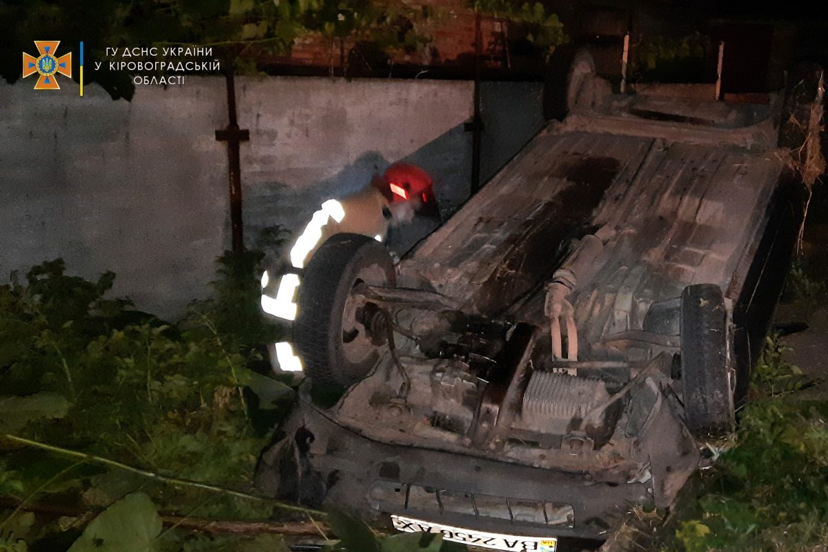 У Помічній на Кіровоградщині перекинулося авто, є постраждалі. ФОТО