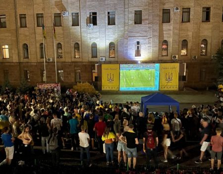 Сотні кропивничан вболівали на площі Героїв Майдану за національну збірну з футболу