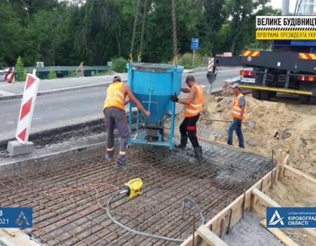 У Новгородці будівельники переходять до фінішних робіт із відновлення мосту