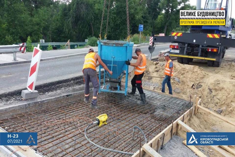 У Новгородці будівельники переходять до фінішних робіт із відновлення мосту