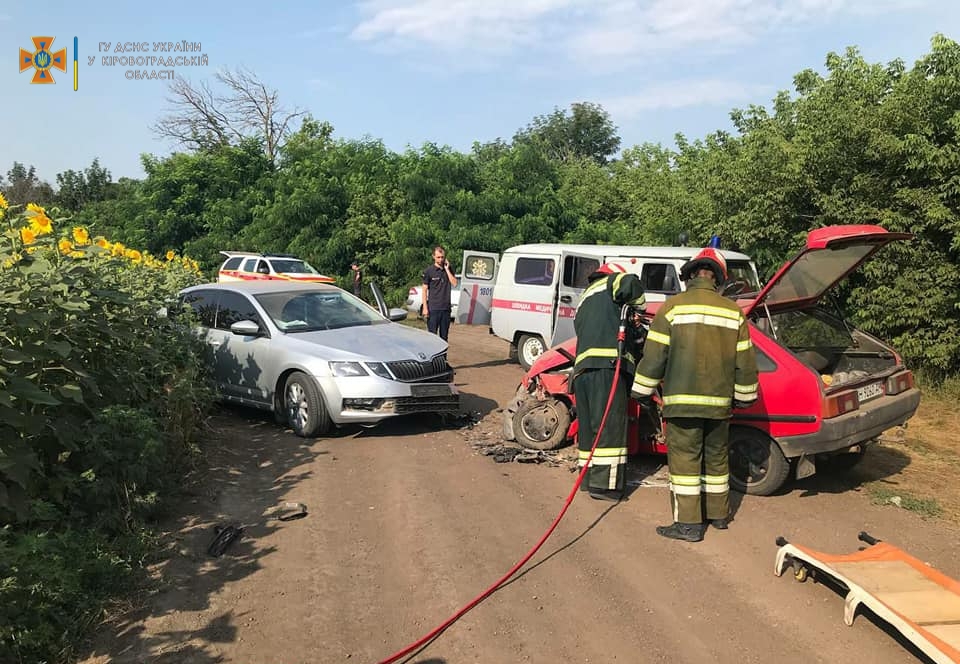 На Кіровоградщині рятувальники розблокували водія понівеченої автівки. ФОТО