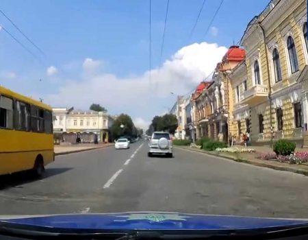 У Кропивницькому п’яний водій “Toyota” їздив на червоне світло та тікав від патрульних. ВІДЕО