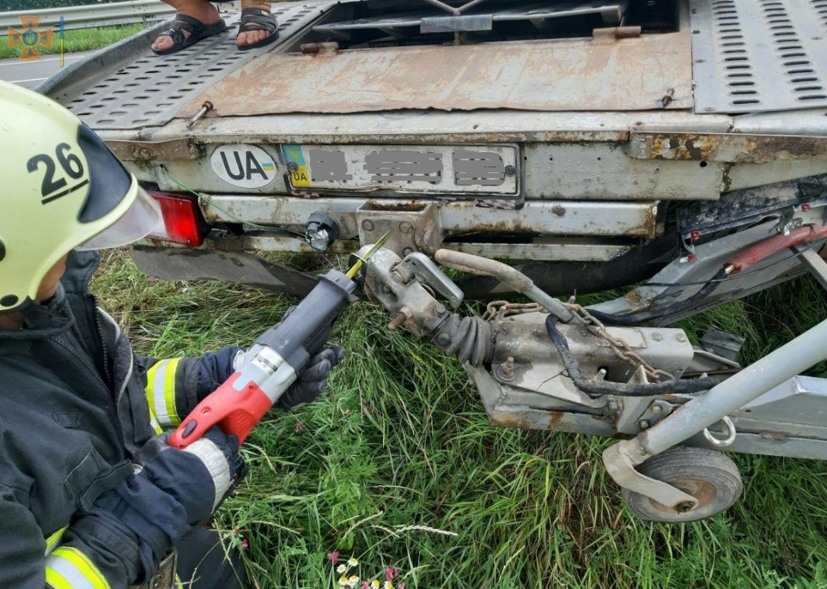 На Кіровоградщині рятувальники деблокували авто, що в&#8217;їхало у відбійник. ФОТО