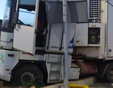 У Кропивницькому вантажівка в’їхала в дорожній знак. ФОТО