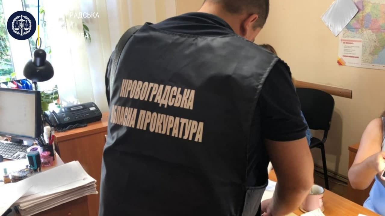 Правоохоронці звітують, що викрили схему &#8220;відмивання&#8221; грошей на дорогах Кіровоградщини
