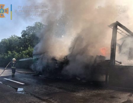 Поблизу Кропивницького загорівся вантажний автомобіль. ФОТО