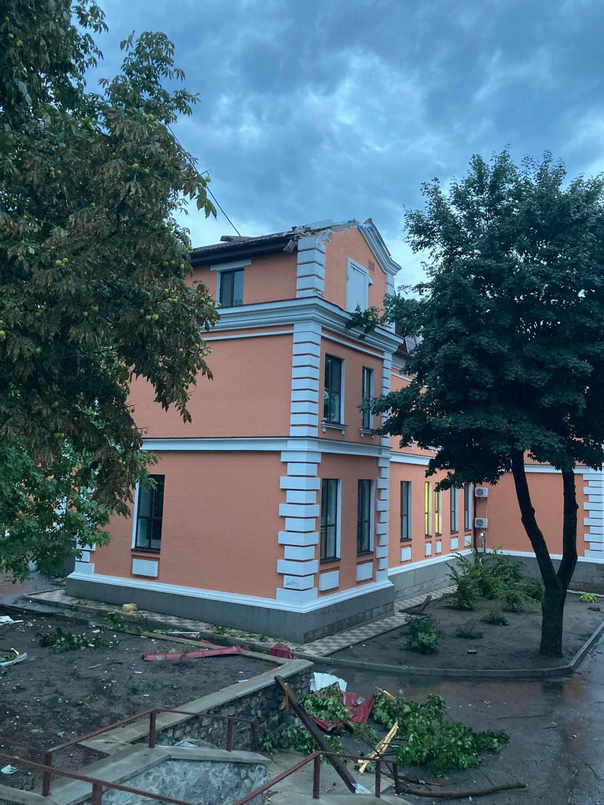 У Кропивницькому негода пошкодила дах лікарні, дерева, елекродроти та білборди. ФОТО