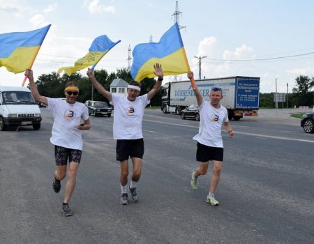 У Кропивницькому зустріли учасників пробігу “Схід і Захід разом”. ФОТО