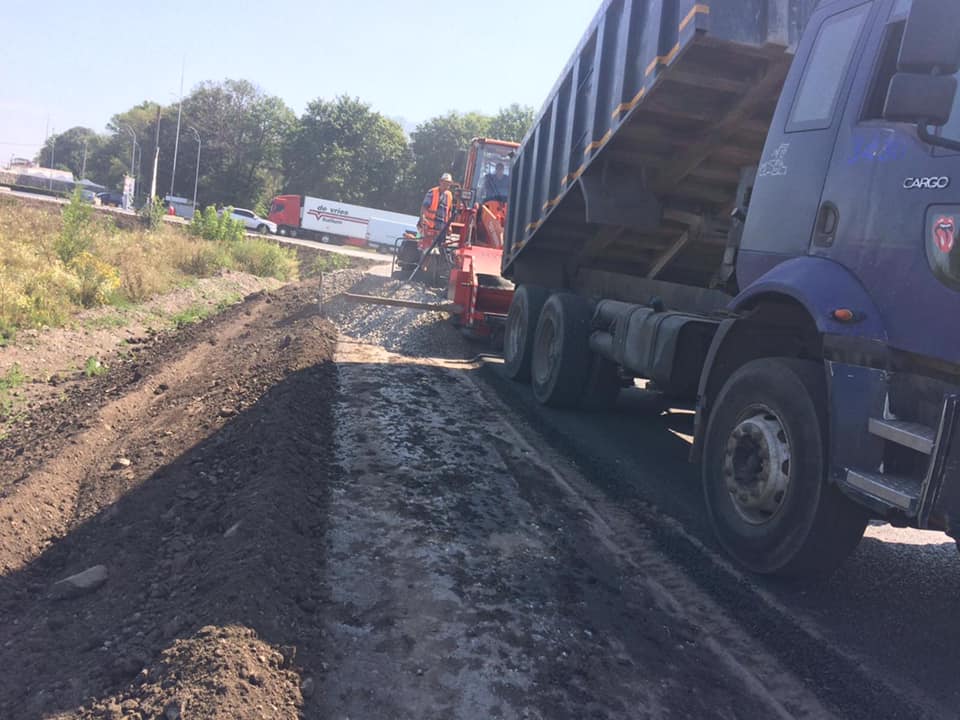 Протягом вихідних і свят будівельники ремонтували кілька доріг та мостів на Кіровоградщині. ФОТО