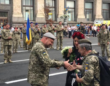 Колишній спецпризначенець з Кропивницького освідчився коханій під час параду на Хрещатику. ФОТО