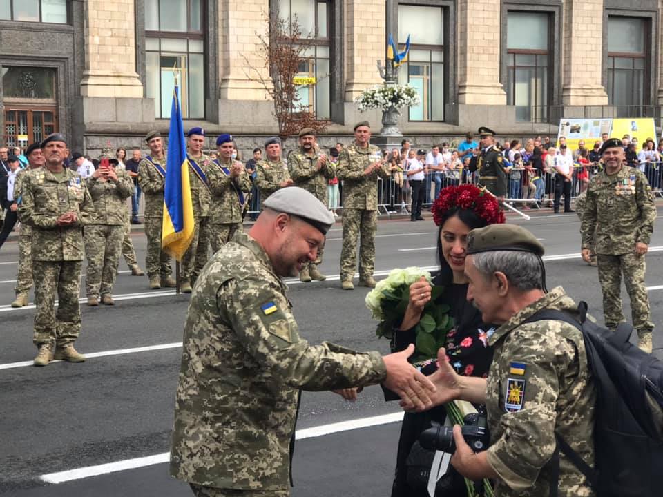 Колишній спецпризначенець з Кропивницького освідчився коханій під час параду на Хрещатику. ФОТО