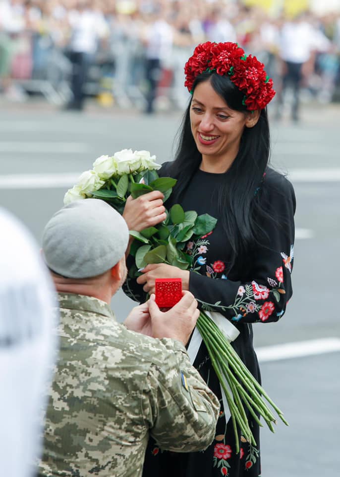 Колишній спецпризначенець з Кропивницького освідчився коханій під час параду на Хрещатику. ФОТО