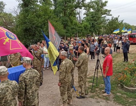 В Олександрійському районі на Кіровоградщині День жалоби – попрощалися з 26-річним військовим. ФОТО