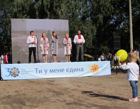 У Кропивницькому відбулися урочиста хода та підняття найбільшого прапора області. ФОТО