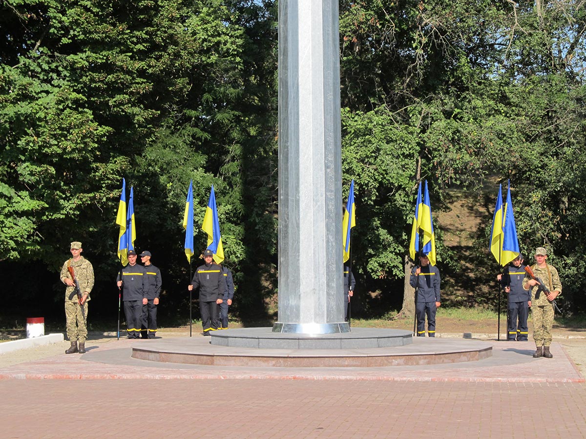 У Кропивницькому відбулися урочиста хода та підняття найбільшого прапора області. ФОТО