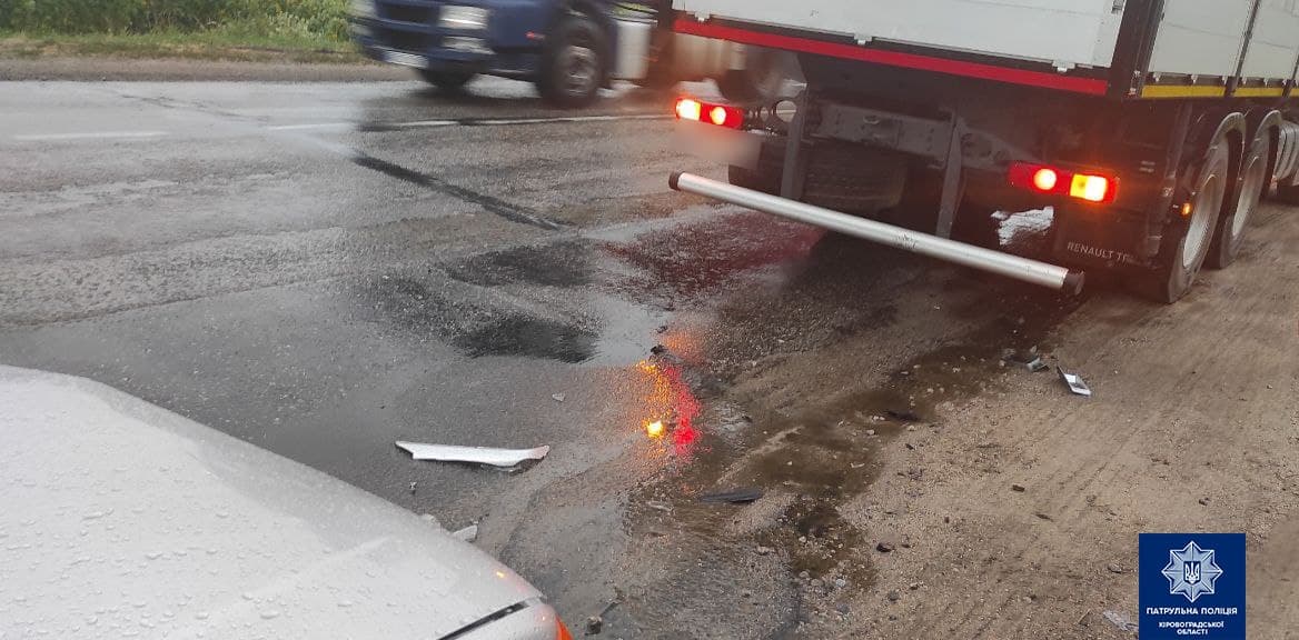 Неподалік Кропивницького зіткнулися вантажівка та легковик. ФОТО
