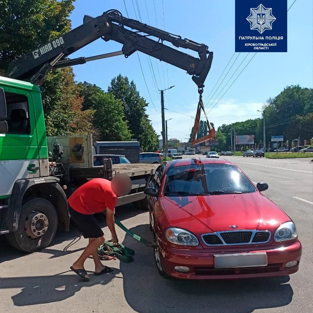У Кропивницькому поліцейські евакуювали дві автівки, що заважали іншим. ФОТО