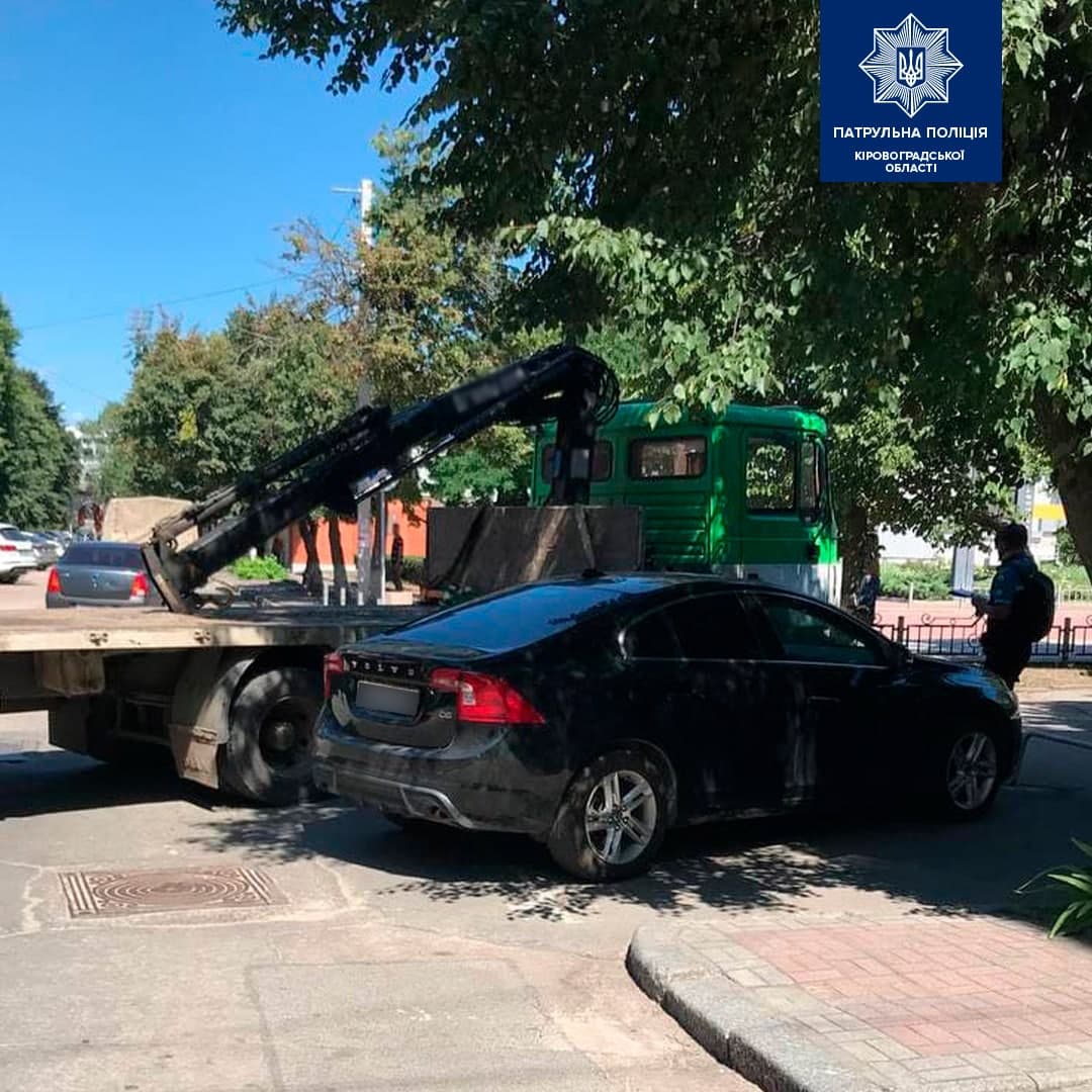 У Кропивницькому поліцейські евакуювали дві автівки, що заважали іншим. ФОТО