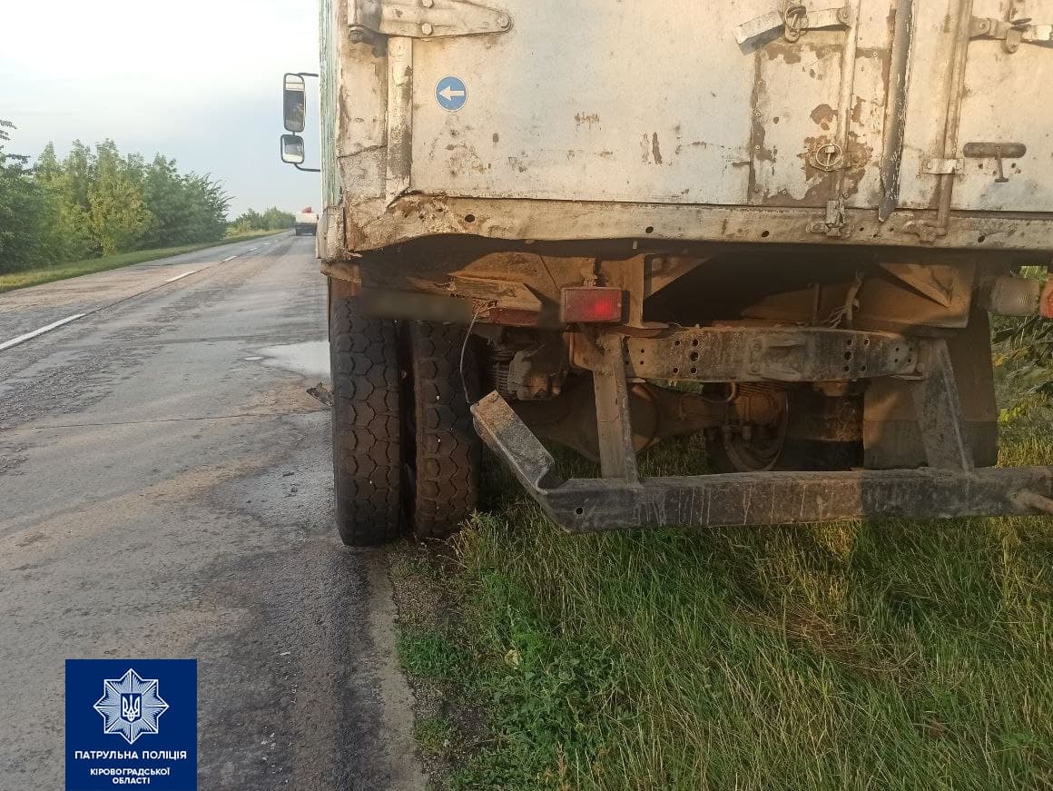 На Кіровоградщині легковик зіткнувся з вантажівкою. ФОТО