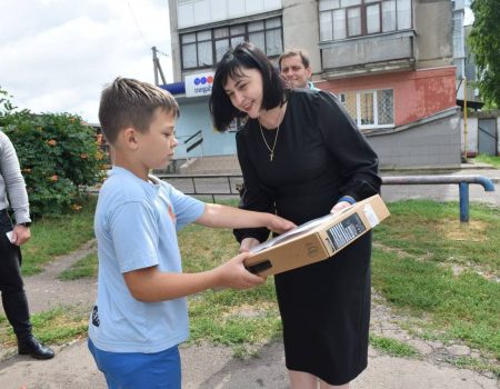 Синові загиблої військової зі Знам’янки подарували ноутбук від Президента України. ФОТО