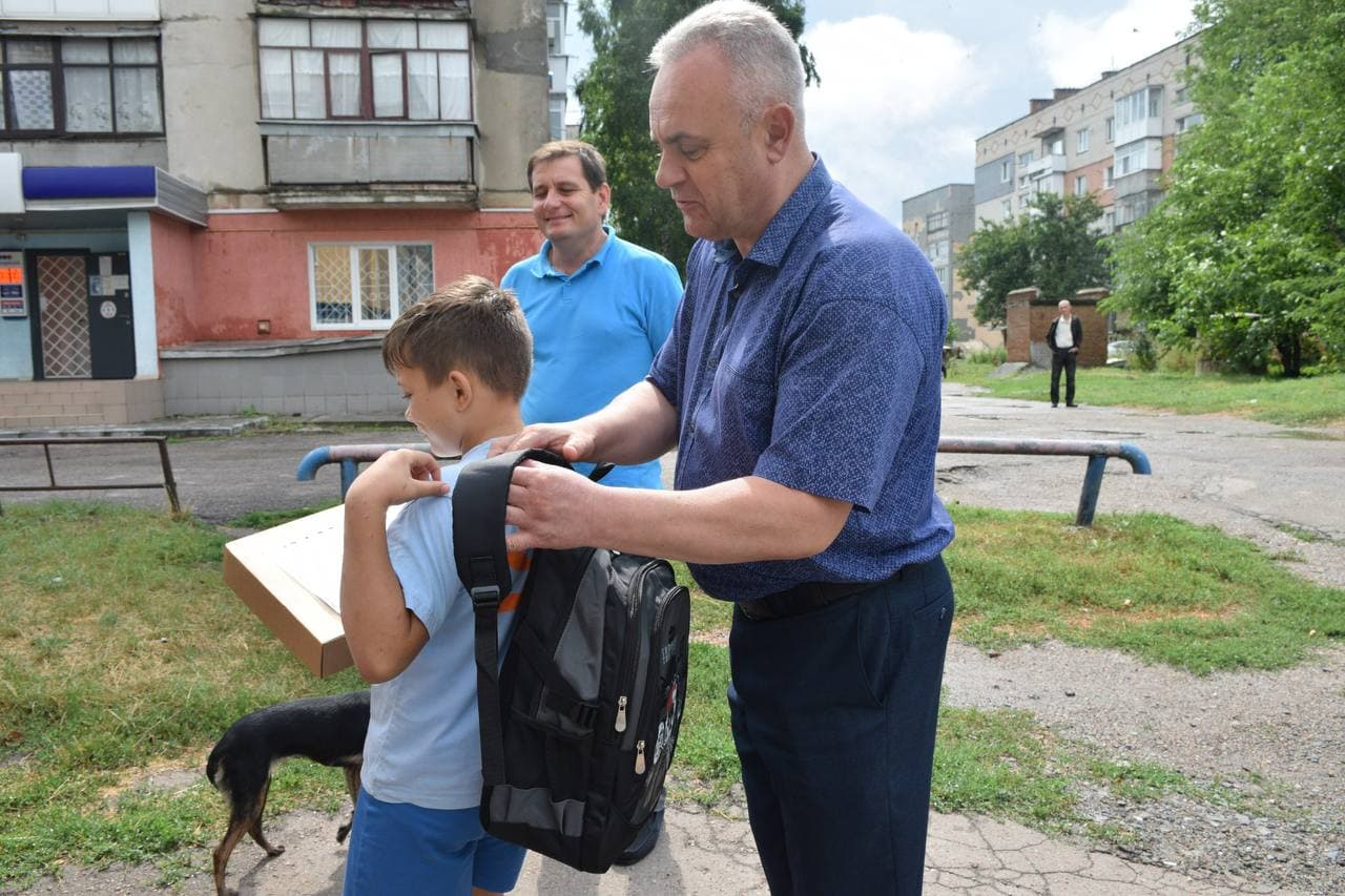 Синові загиблої військової зі Знам&#8217;янки подарували ноутбук від Президента України. ФОТО