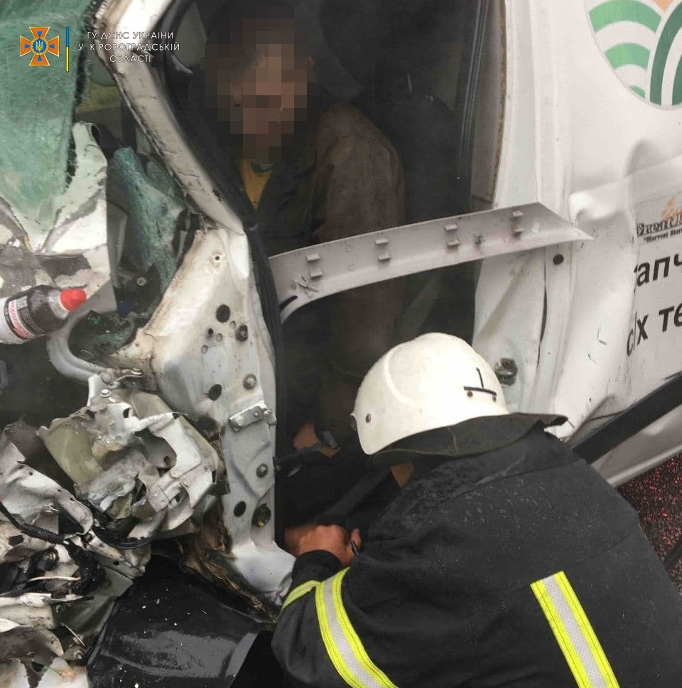 Кропивницький: ДТП в районі Лісопаркової, двох водіїв доправили до лікарні. ФОТО