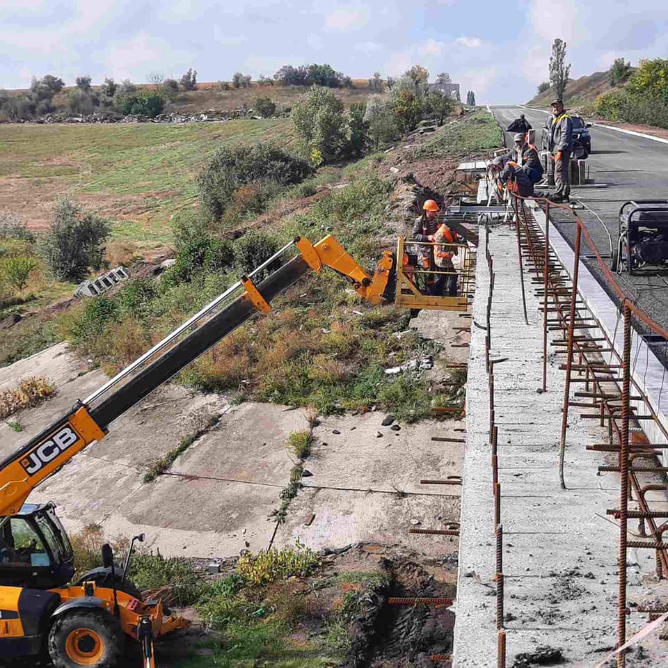 Дорожники відновили ремонтні роботи на Кіровоградщині після дощів. ФОТО