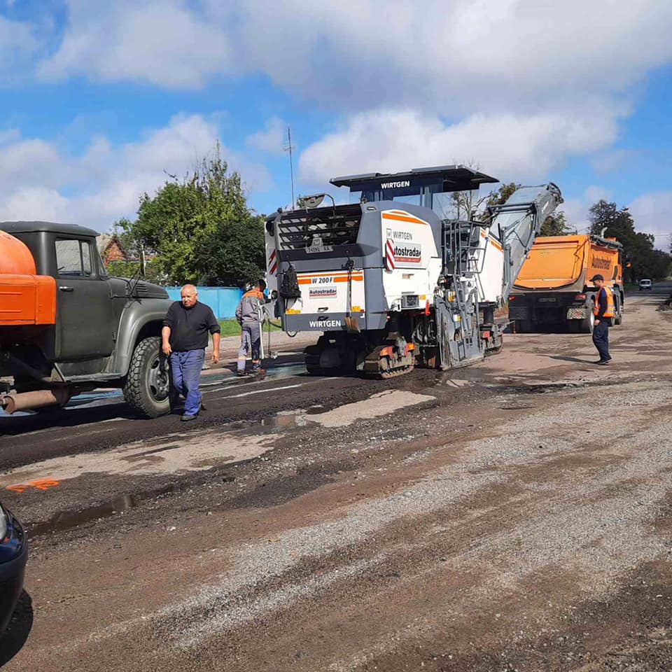 Дорожники відновили ремонтні роботи на Кіровоградщині після дощів. ФОТО