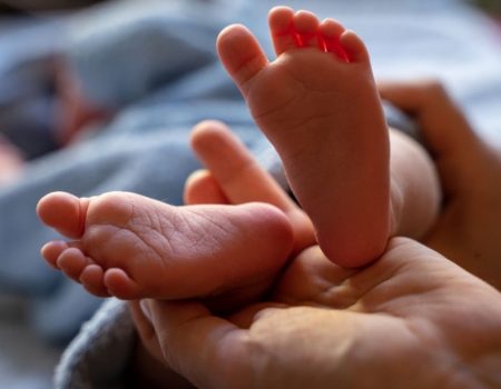 Матір, яка лишила малюка на підвіконні лікарні, засудили до 5 років в’язниці з іспитовим строком