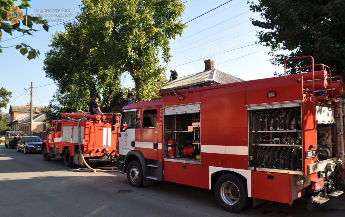 У Кропивницькому зайнялася покрівля будинку на 3-ох господарів, врятували жінку