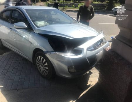 У Кропивницькому автівка ледь не в’їхала в будинок. ФОТО