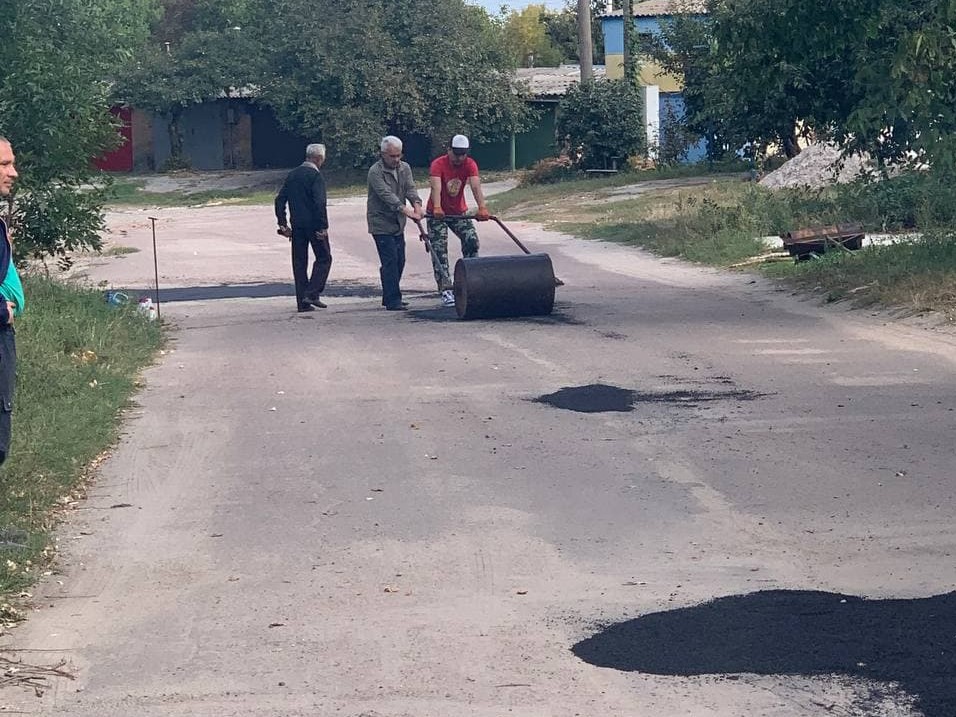 У Кропивницькому, не дочекавшись реакції влади, жителі вулиці самі зробили ямковий ремонт. ФОТО