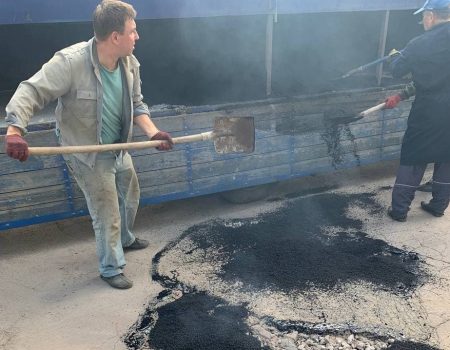 У Кропивницькому, не дочекавшись реакції влади, жителі вулиці самі зробили ямковий ремонт. ФОТО