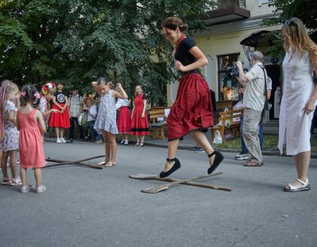Сьогодні в центрі Кропивницького вчитимуть традиційним танцям