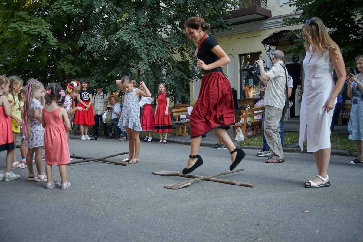 Сьогодні в центрі Кропивницького вчитимуть традиційним танцям
