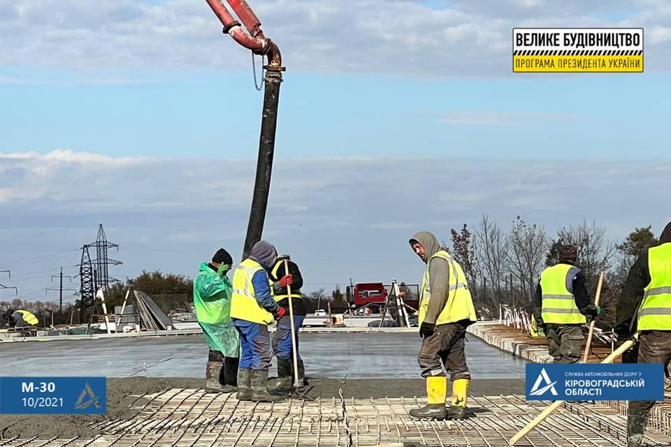 Будівельники завершують влаштування монолітної плити шляхопроводу біля селища Нового