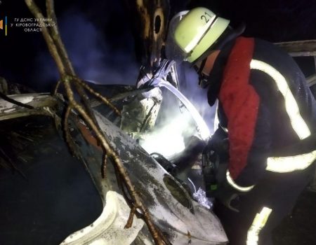 На Кіровоградщині внаслідок ДТП загорілося авто, загинуло троє людей. ФОТО