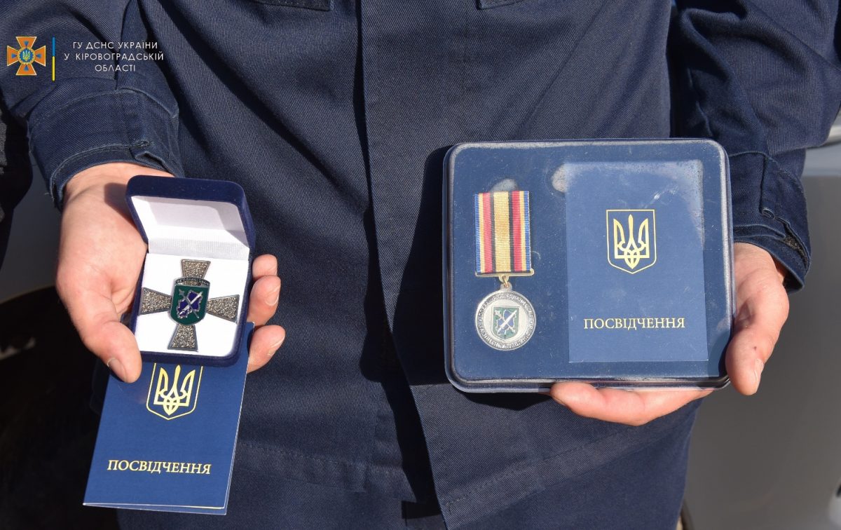 Сапери з Кіровоградщини отримали відзнаки за очищення території Луганщини від вибухівки. ФОТО