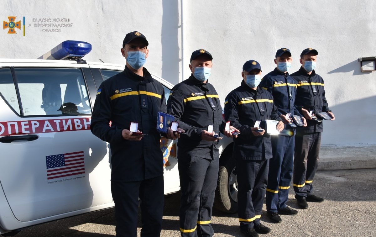 Сапери з Кіровоградщини отримали відзнаки за очищення території Луганщини від вибухівки. ФОТО