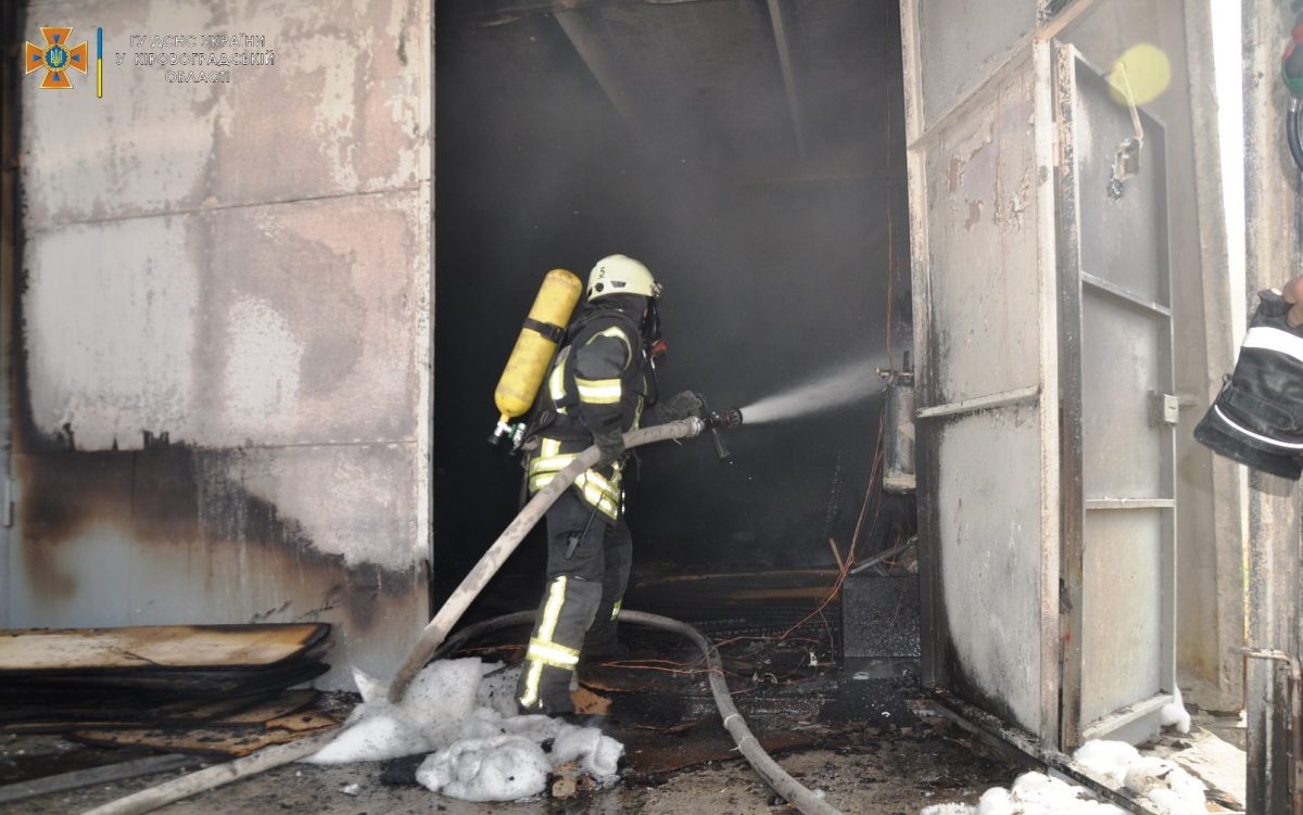 У Кропивницькому під час пожежі на меблевому складі загинула жінка. ФОТО